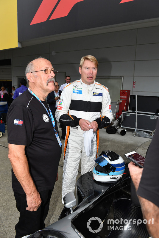 Mika Häkkinen pilote la McLaren MP4/13 à Suzuka