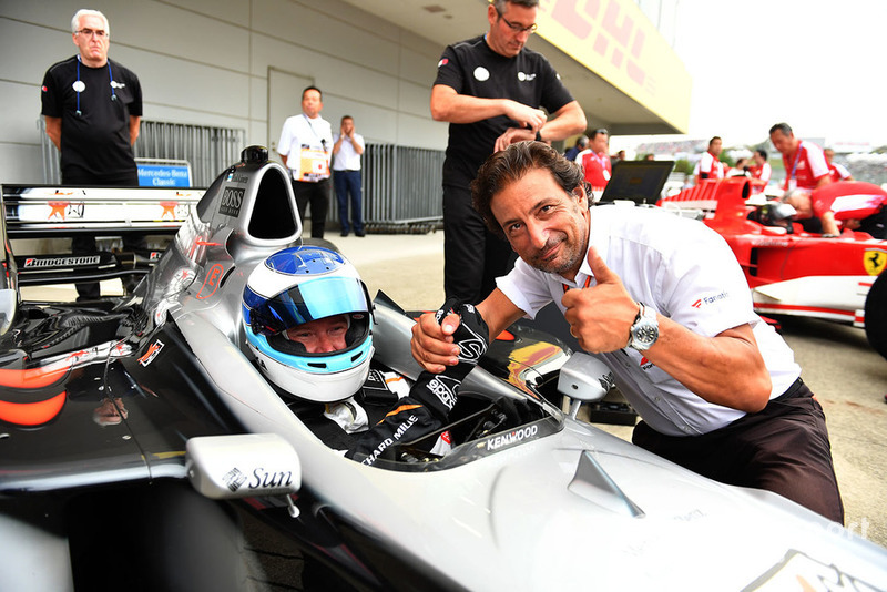 Mika Häkkinen, McLaren MP4/13 et Jean-Michel Tibi, caméraman de la FOM
