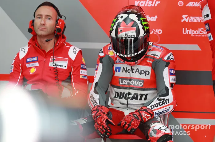 Jorge Lorenzo, Ducati Team, se mira la mano lesionada en el box de Motegi