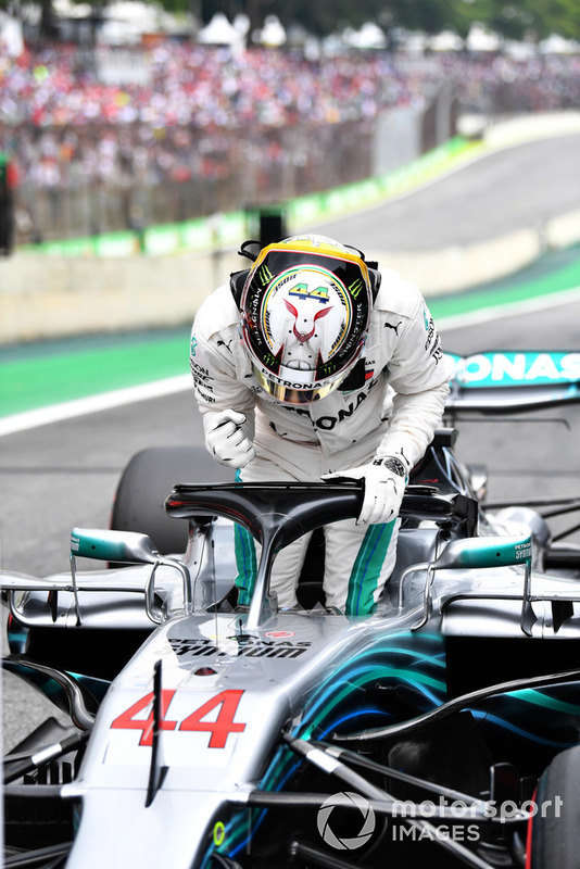 Pole sitter Lewis Hamilton, Mercedes-AMG F1 W09 EQ Power+ nel parco chiuso