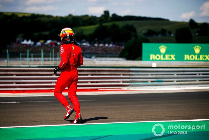 Carlos Sainz Jr., Ferrari SF21, se baja de su coche tras chocar en la clasificación
