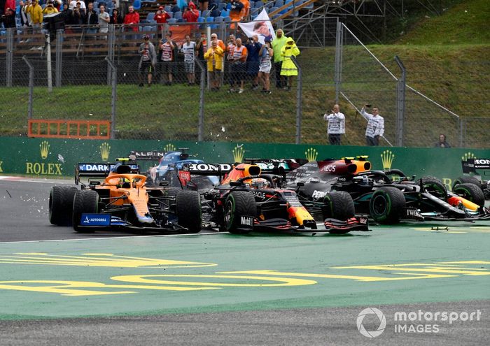 Valtteri Bottas, Mercedes W12, Lando Norris, McLaren MCL35M, Max Verstappen, Red Bull Racing RB16B, y Sergio Pérez, Red Bull Racing RB16B, chocan