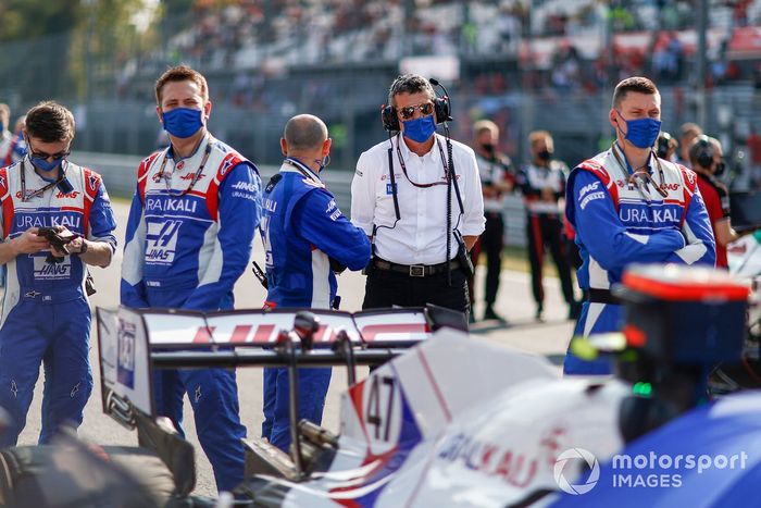 Guenther Steiner, director del equipo Haas F1, y los mecánicos en la parrilla