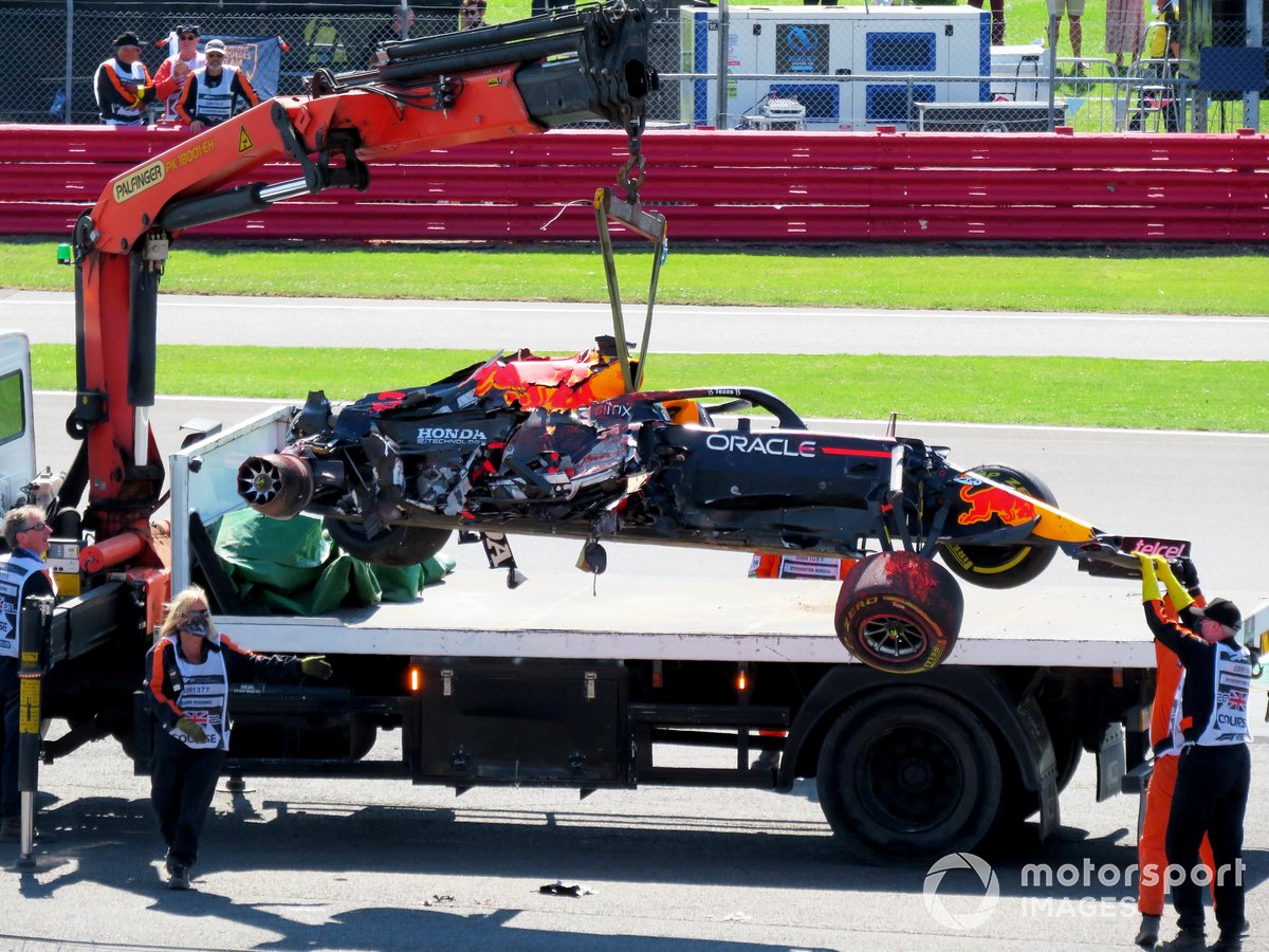 "Mercedes, Silverstone kazasının ardından pişman olmadı" 1 Formula 1 Haberleri - F1 Puan Durumu Max Verstappen, Red Bull Racing RB16B is loaded onto a truck after his crash