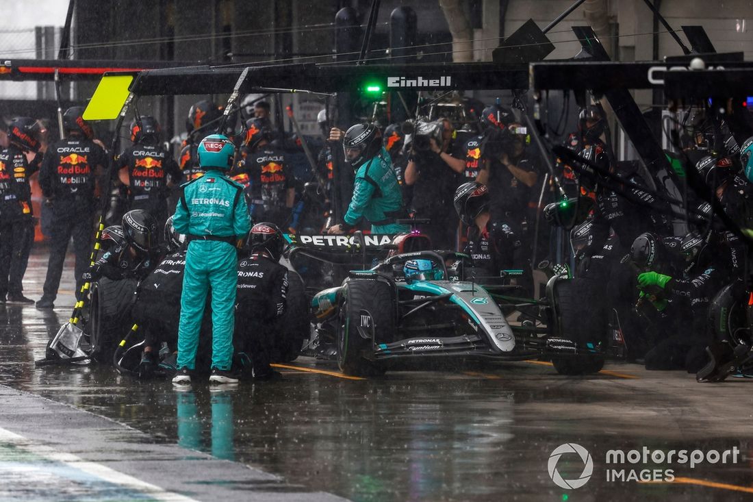 George Russell, Mercedes F1 W15, hace una parada en boxes