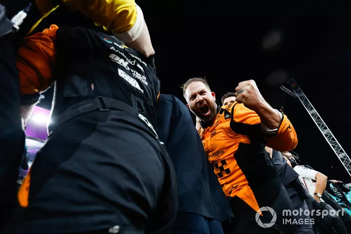 L'équipe McLaren célèbre son titre de championne du monde des constructeurs.