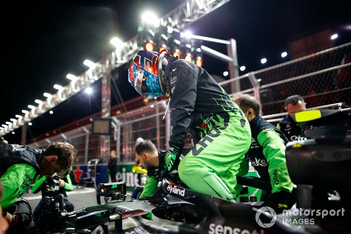 Zhou Guanyu, Stake F1 Team KICK Sauber, sube al coche