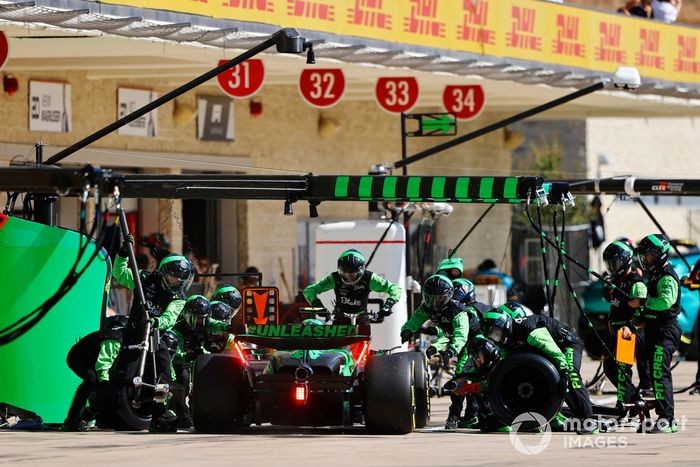 Zhou Guanyu, Stake F1 Team KICK Sauber C44, hace una parada en boxes