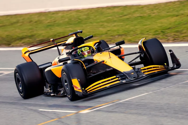 Lando Norris, McLaren lors des essais Pirelli