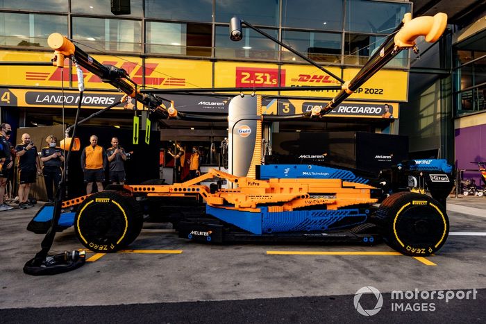 Daniel Ricciardo, McLaren, Lando Norris, McLaren, con un coche de Lego