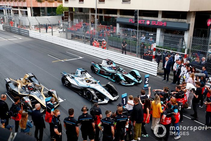 Jean-Eric Vergne, DS Techeetah, DS E-Tense FE21, 3ª posición, Stoffel Vandoorne, Mercedes-Benz EQ, EQ Silver Arrow 02, 1ª lugar, Mitch Evans, Jaguar Racing, Jaguar I-TYPE 5, 2ª  lugar en Parc Ferme