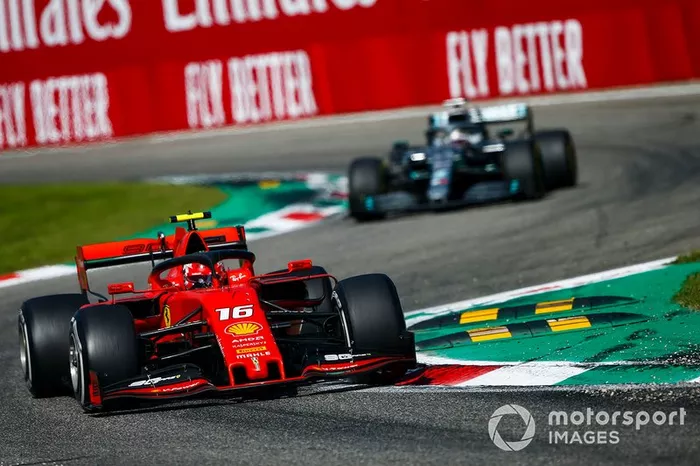 Charles Leclerc, Ferrari SF90 y Lewis Hamilton, Mercedes AMG F1 W10 