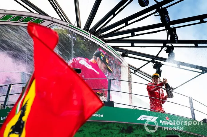 Podio: ganador de la carrera Charles Leclerc, Ferrari