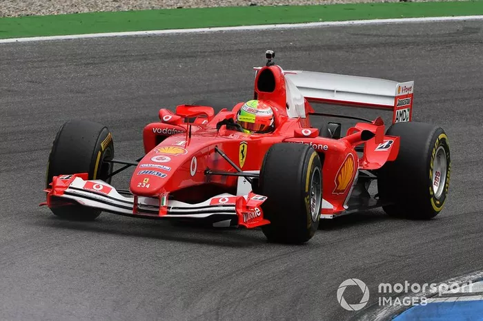Mick Schumacher conduce el Ferrari F2004
