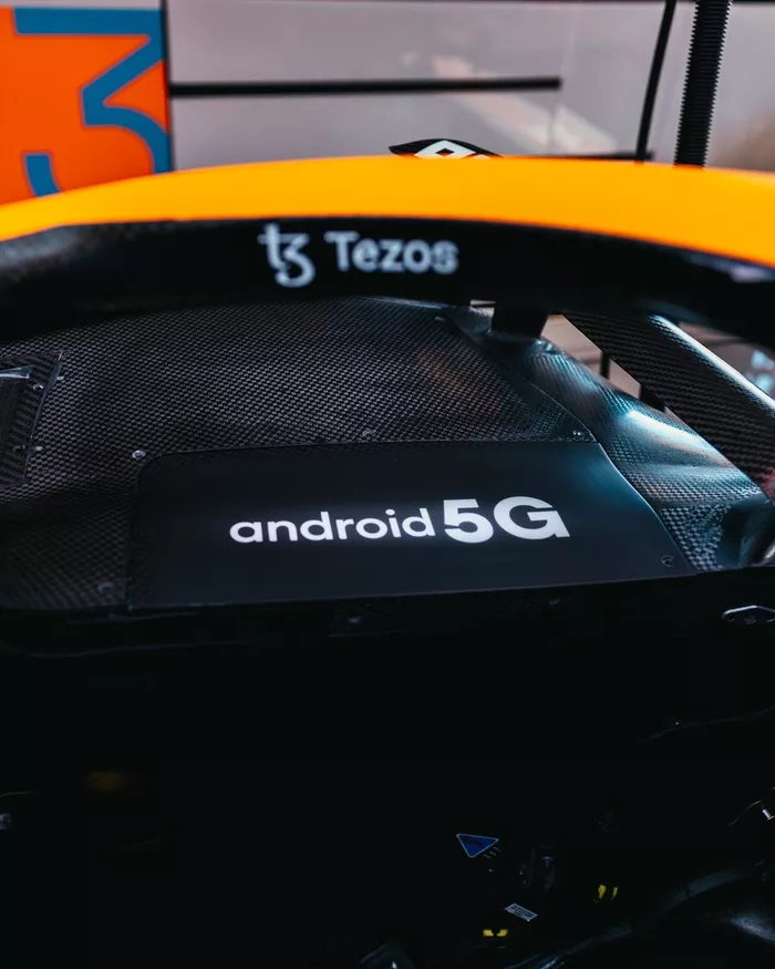 McLaren y sus paneles digitales de cambio de patrocinadores