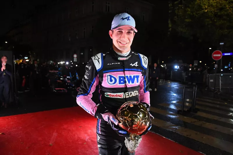 Esteban Ocon, Lotus E21 con los colores del Alpine F1 Team A522 y el Balón de Oro