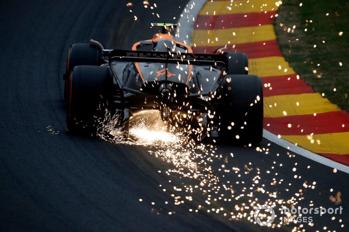 Las chispas salen detrás del coche de Lando Norris, McLaren MCL36