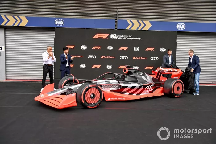 Stefano Domenicali, CEO de la Fórmula 1, Mohammed bin Sulayem, Presidente de la FIA, y el concept de Audi Sport F1