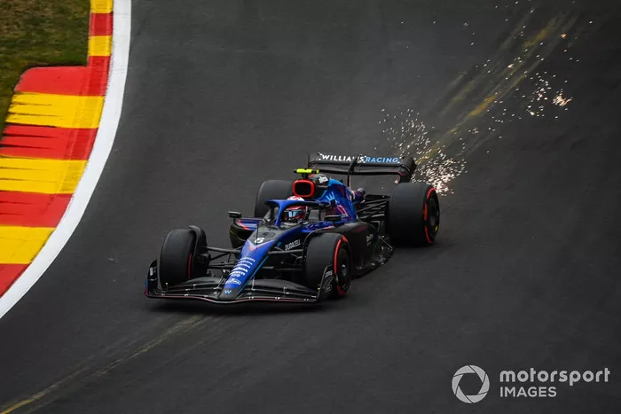 Nicholas Latifi, Williams FW44, saca chispas