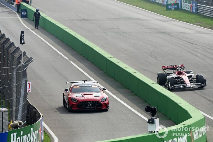 El Safety Car pasa por delante del coche parado de Valtteri Bottas, Alfa Romeo C42