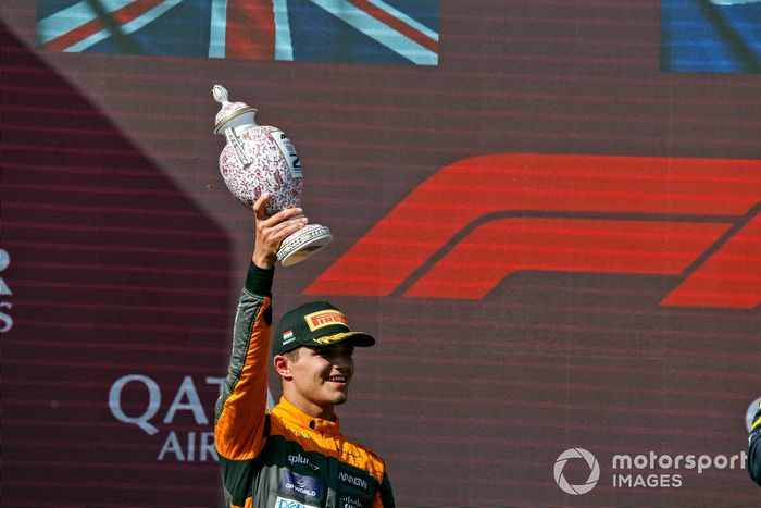 Lando Norris, McLaren, 2ª posición, levanta su trofeo