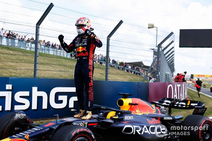 Max Verstappen, Red Bull Racing, 1ª posición, celebra su llegada al Parc Ferme