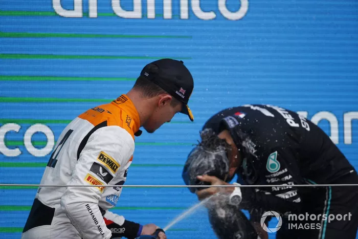 Lando Norris, McLaren, 2ª posición, Lewis Hamilton, Mercedes-AMG, 3ª posición, celebran en el podio