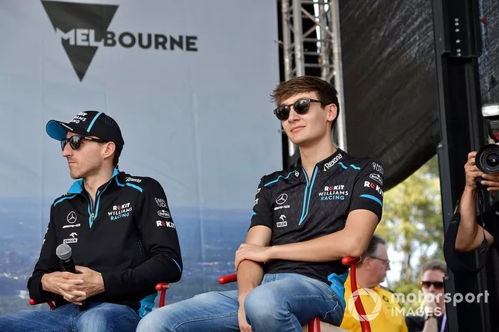 Robert Kubica, Williams Racing, e George Russell, Williams Racing, sul palco