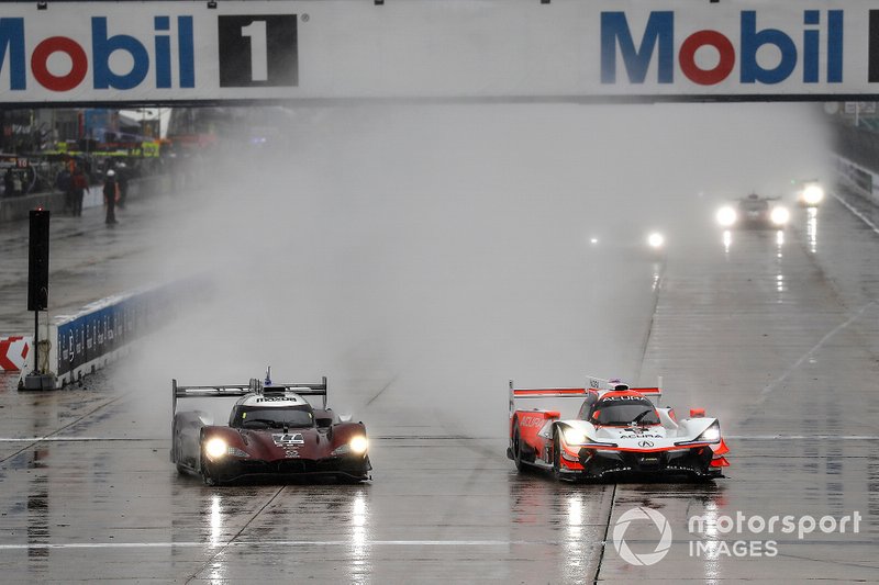 #77 Mazda Team Joest Mazda DPi, DPi: Oliver Jarvis, Tristan Nunez, Timo Bernhard, #6 Acura Team Penske Acura DPi, DPi: Juan Pablo Montoya, Dane Cameron, Simon Pagenaud, start