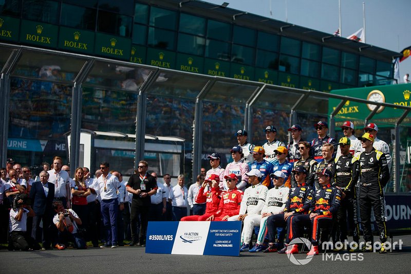 Pilotlar, Takım Elemanları ve FIA görevlileri, Charlie Whiting, FIA Yarış Direktörü anısına saygı duruşunda