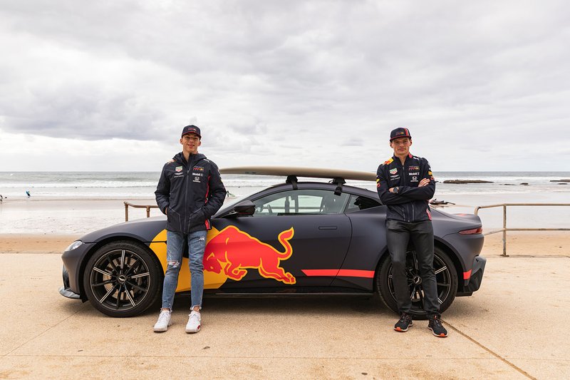 El tres veces campeón del mundo de surf Mick Fanning lleva a Max Verstappen y Pierre Gasly a surfear en Torquay