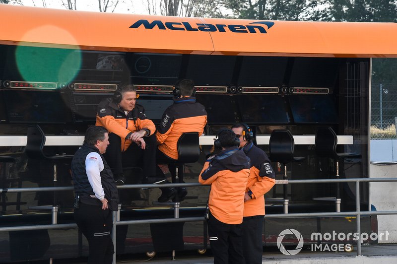 Zak Brown, Direttore Esecutivo McLaren, e Gil de Ferran, Direttore Sportivo, McLaren, al muretto box