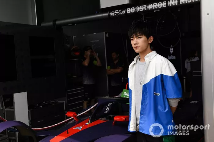 Yiyang Qianxi, singer