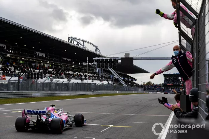 Nico Hulkenberg, Racing Point RP20, pasa a su equipo en el muro de boxes al final de la carrera