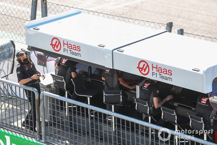 Guenther Steiner, director del equipo de Haas F1, y el equipo de Haas F1 en el muro de boxes