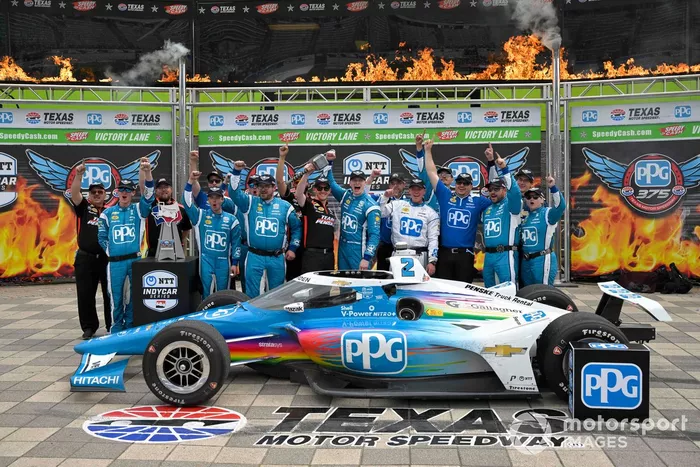 Josef Newgarden, Chevrolet del equipo Penske, celebra en el Victory Lane