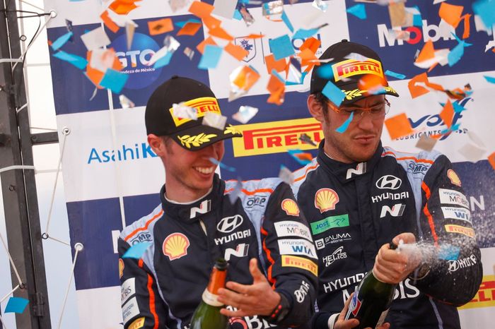 Podio: segundo puesto Thierry Neuville, Martijn Wydaeghe, Hyundai World Rally Team Hyundai i20 N Rally1