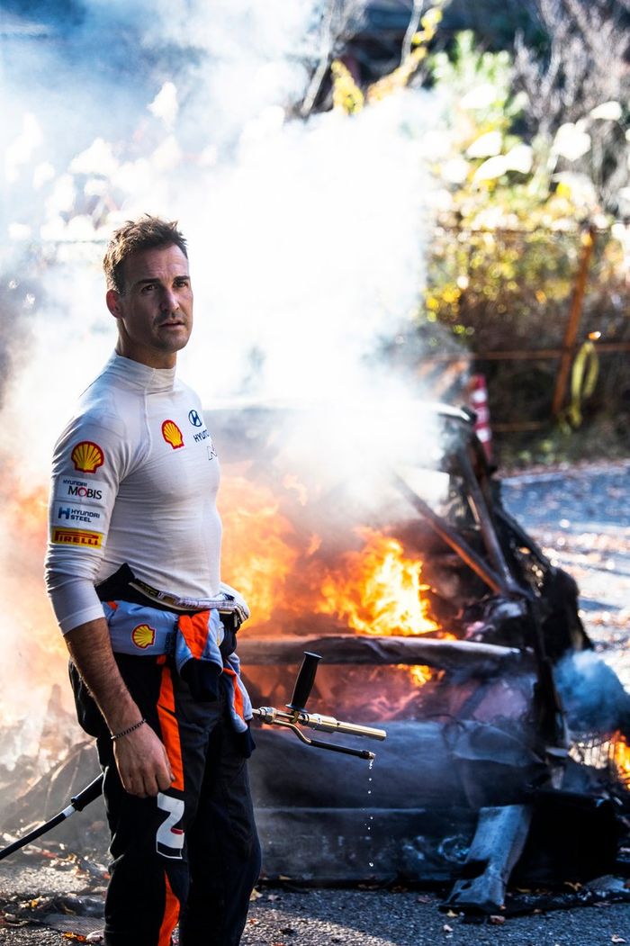 Dani Sordo, Hyundai World Rally Team con su coche en llamas