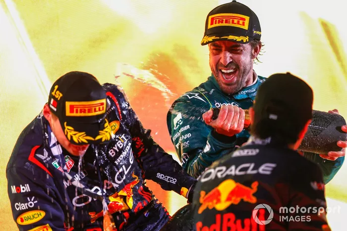Podio: ganador Max Verstappen, Red Bull Racing, tercer lugar Fernando Alonso, Aston Martin F1 Team, segundo lugar Sergio Pérez, Red Bull Racing
