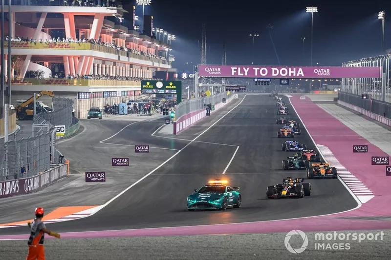 La Safety Car Max Verstappen, Red Bull Racing RB19, Oscar Piastri, McLaren MCL60, Fernando Alonso, Aston Martin AMR23, il resto dello schieramento