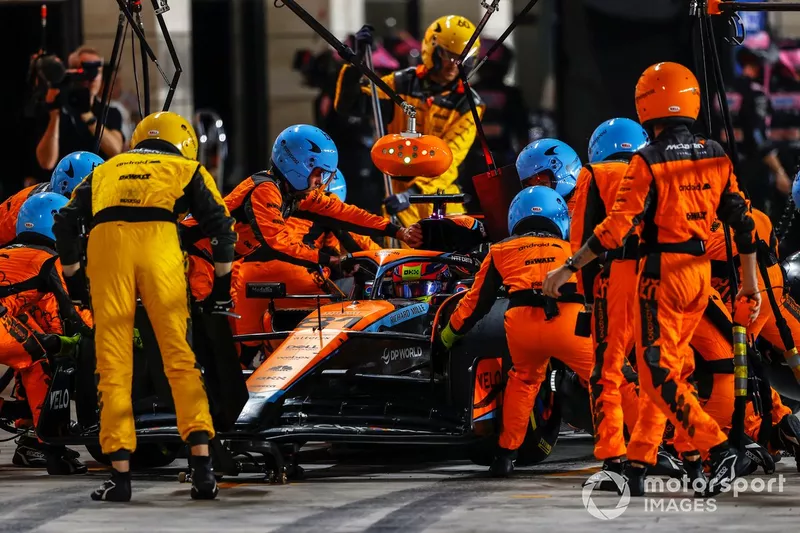 Oscar Piastri, McLaren MCL60, effettua una sosta ai box
