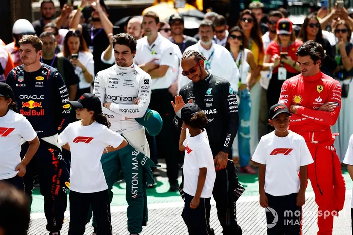 Max Verstappen, Red Bull Racing, Lance Stroll, Aston Martin F1 Team, Lewis Hamilton, Mercedes-AMG, Carlos Sainz, Scuderia Ferrari, con los niños de la parrilla.