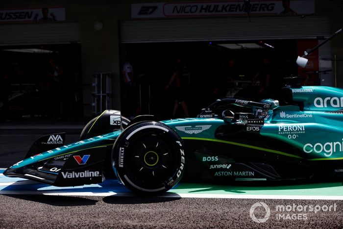 Lance Stroll, Aston Martin AMR23, en boxes 