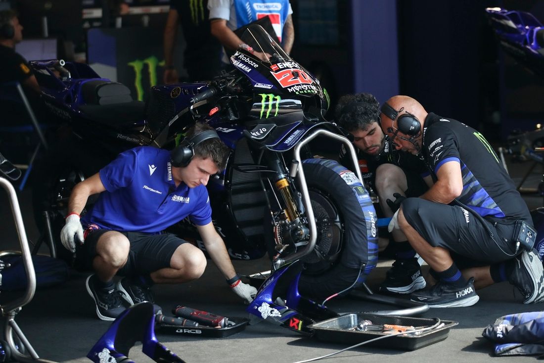 Fabryczni mechanicy Yamahy przygotowują motocykle.