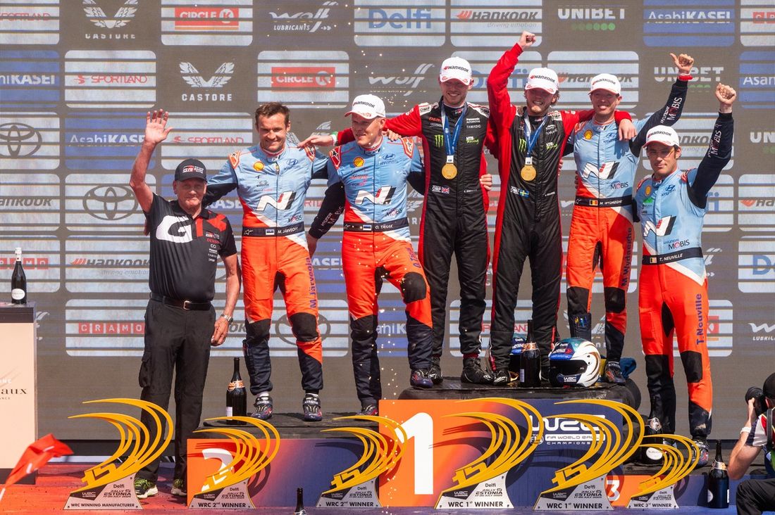 Podium: zwycięzcy Oliver Solberg, Elliott Edmondson, Toyota Gazoo Racing WRT Toyota GR Yaris Rally1, drugie miejsce Ott Tänak, Martin Järveoja, Hyundai World Rally Team Hyundai i20 N Rally1, trzecie miejsce Thierry Neuville, Martijn Wydaeghe, Hyundai Worl