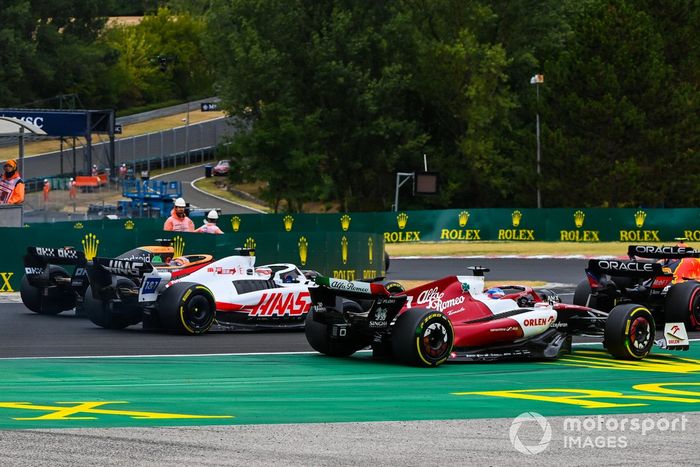 Valtteri Bottas, Alfa Romeo C42, Kevin Magnussen, Haas VF-22, Daniel Ricciardo, McLaren MCL36, batalla por la posición