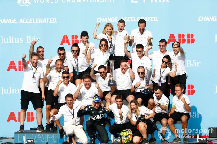 El ganador Edoardo Mortara, Venturi Racing celebra con Jerome d'Ambrosio, director del equipo, ROKiT Venturi Racing, el equipo en el podio