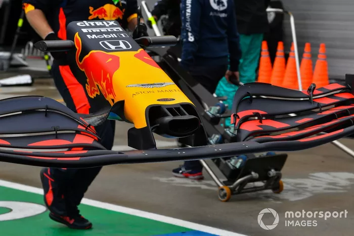 Los mecánicos se apresuran a reemplazar el alerón delantero dañado de Max Verstappen, Red Bull Racing RB16