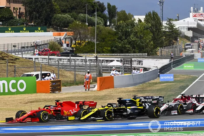 Sebastian Vettel, Ferrari SF1000, Daniel Ricciardo, Renault F1 Team R.S.20, Kimi Raikkonen, Alfa Romeo Racing C39, Kevin Magnussen, Haas VF-20, il resto delle auto alla partenza