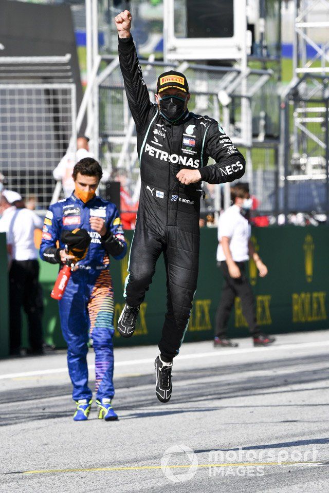 Ganador de la carrera Valtteri Bottas, Mercedes-AMG Petronas F1 celebrando en el parque federal